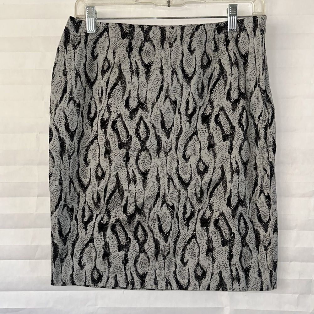 Apt. 9 Women's Gray & Black Animal Print Skirt Size 6 Stylish Mid-Length